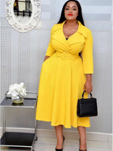 Modisches Maxikleid mit einfarbigem Revers